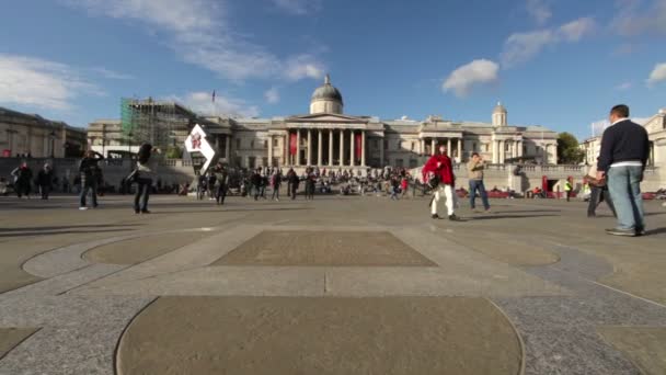 Ludzie chodzą Trafalgar Square — Wideo stockowe