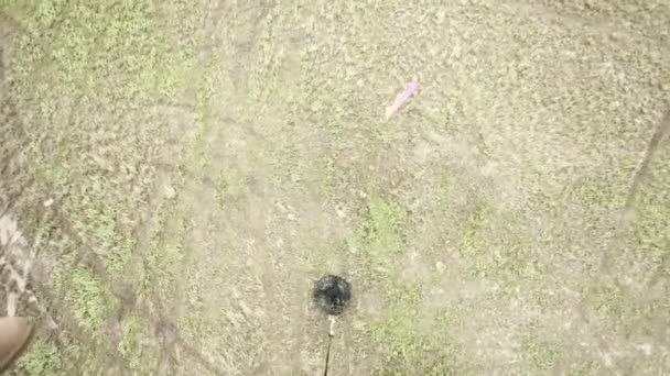 Груз высвобождается из вертолета — стоковое видео