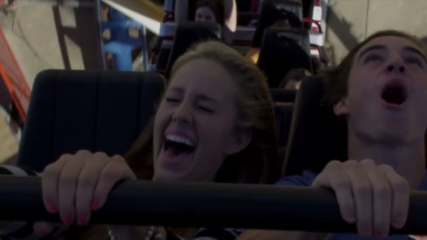 Couple screaming as the rollercoaster goes upside down — Stock Video
