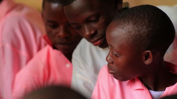 Ученики в классе в школе в Кении, Африка . — стоковое видео