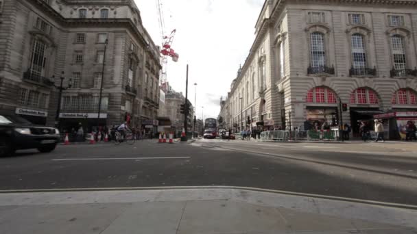 Viel befahrene Straße mit überfüllten Bürgersteigen — Stockvideo
