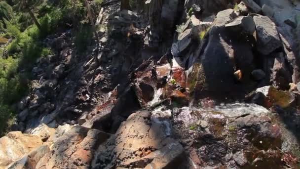 Sklápění výstřel kamenité vodopád na borovém lese nad Emerald Bay, Lake Tahoe. — Stock video