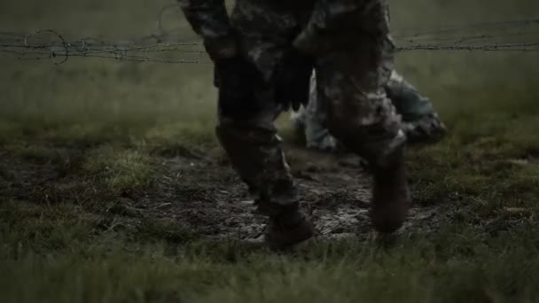 Soldaten kriechen unter niedrigem Stacheldraht — Stockvideo