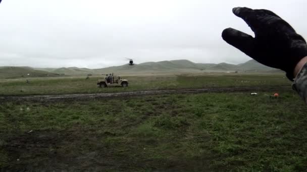 Prajurit memberikan sinyal helikopter mendekati Humvee — Stok Video
