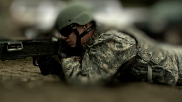 Żołnierz strzelanie łańcuch pistolet — Wideo stockowe