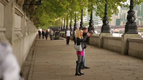 Gente en el Victoria Embankment en Londres — Vídeos de Stock