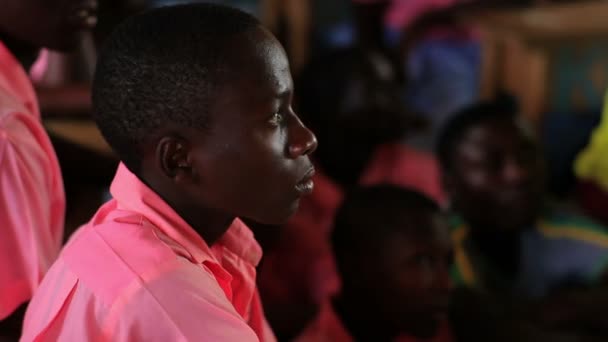 Eleverna i klass i en skola i Kenya, Afrika. — Stockvideo
