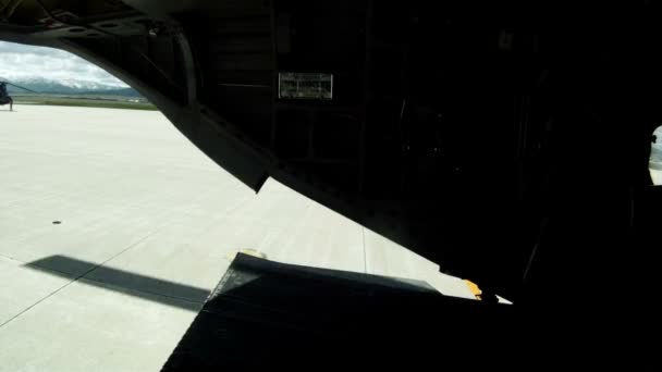 Portello posteriore di un elicottero Chinook in un campo d'aviazione — Video Stock