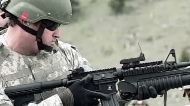 Soldaat leren om een 40 mm granaatwerper te gebruiken — Stockvideo