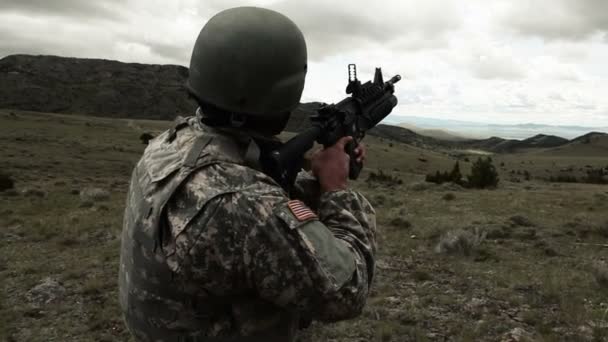 Soldier firing 40 mm grenade launcher — Stock Video