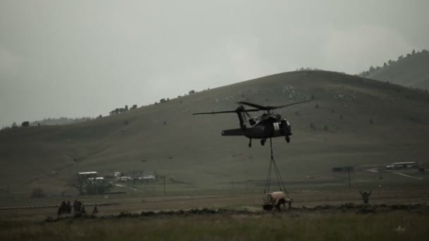 Вертолет сбрасывает топливный бак — стоковое видео