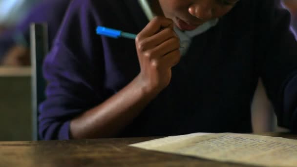 Students on the lesson studying in classroom in Kenya, Africa. — Stockvideo