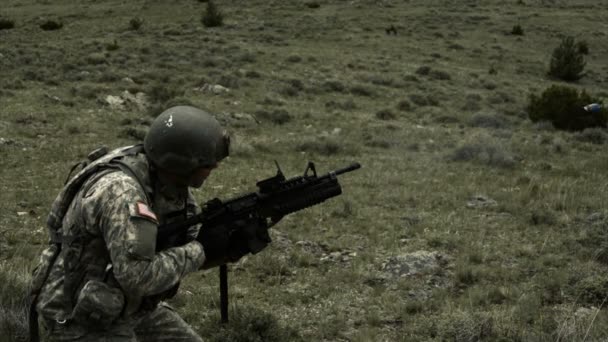 Soldado disparando lanzagranadas de 40 mm mientras se arrodilla — Vídeos de Stock