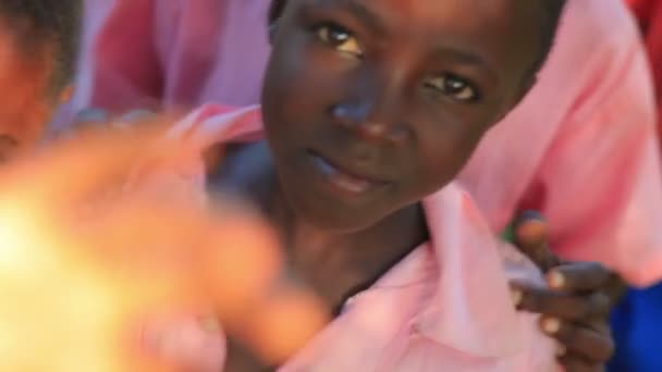 Молодежь играет возле деревни в Кении . — стоковое видео