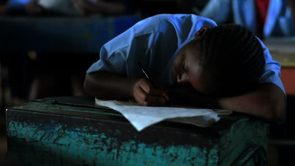 Estudiantes africanos haciendo una prueba — Vídeo de stock