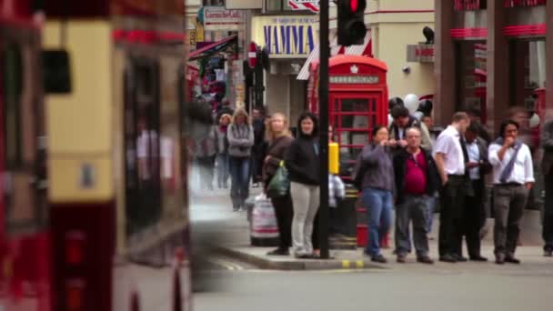 Люди, які ходять по жвавій вулиці в Лондоні — стокове відео