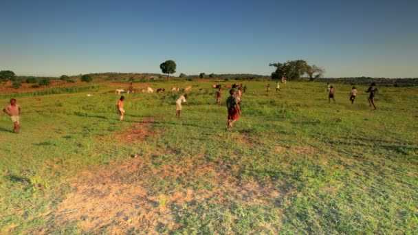 Niños jugando al fútbol en los campos de Kenia, África . — Vídeos de Stock