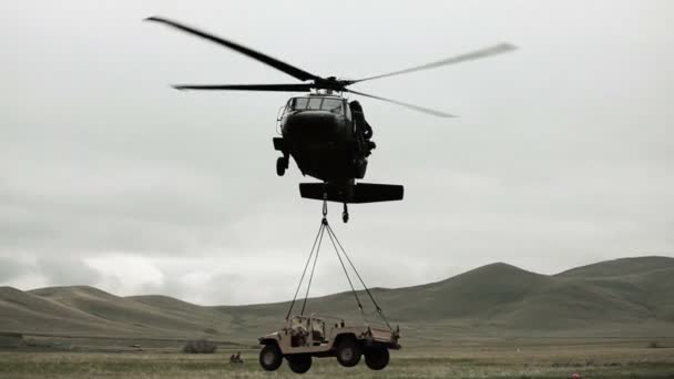 Helicóptero pouso Humvee — Vídeo de Stock