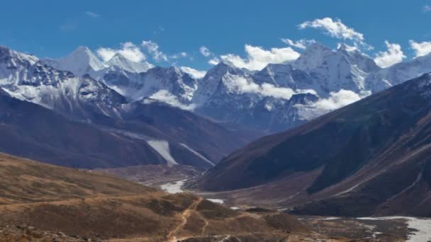 Tiempo-lapso de nubes que pasan sobre un valle del Himalaya — Vídeo de stock