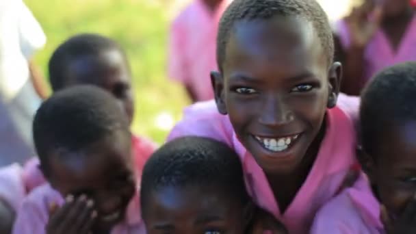 Junge afrikanische kinder spielen in afrika. — Stockvideo