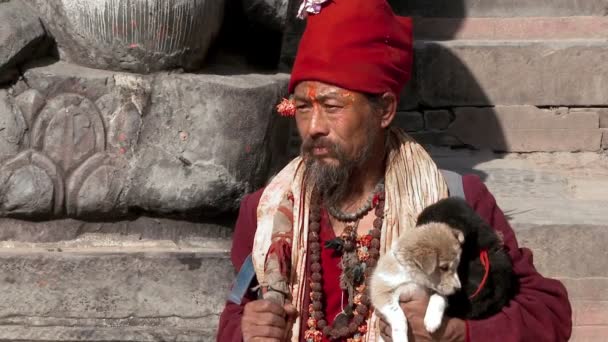 Vecchio nepalese che tiene i cuccioli — Video Stock