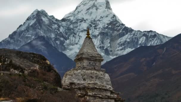 Buddhist stupa with Ama Dablam peak — Stock Video