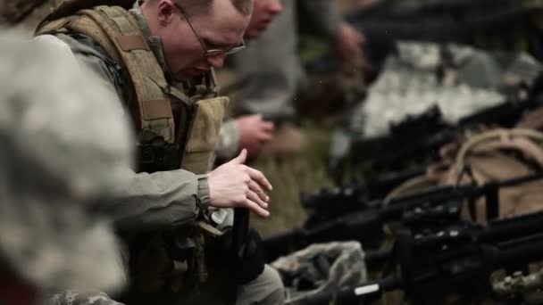 Штурмовая винтовка заряжается солдатами — стоковое видео