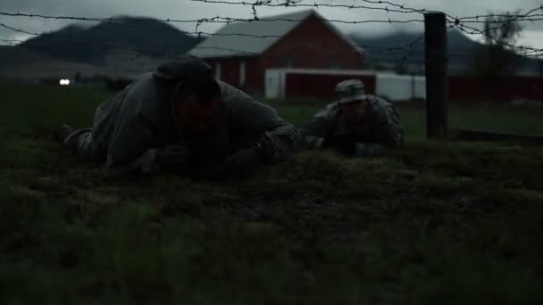 Soldats rampant sous le fil à un parcours d'obstacles — Video