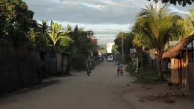 toprak yol ile küçük bir köy.