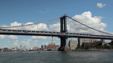 Feribotla East River 'da yüzerken Brooklyn ve Manhattan Köprüsü manzarası.