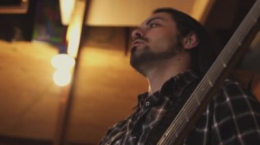 El tilt A Latino bas gitarist.