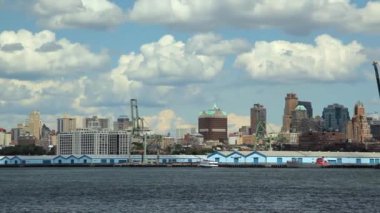 East River'da ise kırmızı kanca konteyner Terminal görünümünü.