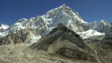 Himalaya tepe açık mavi gökyüzü altında