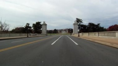 Bulutlu bir günde Washington DC'de bir köprü üzerinde sürüş.