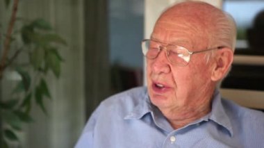 Yaşlı adam bir soruya cevap. Kamera o zaman neşeli karısına vardiya.