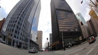 Downtown Seattle sokaklarda aşağı araba olarak yakınlaştırma görünümünden sürücüler.