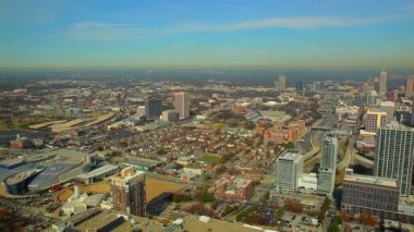 Bir yüksek açı, aşırı geniş, Atlanta, Georgia bina ve çevre yolu timelapse atış