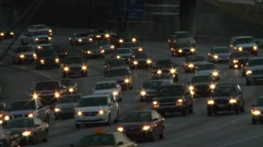 güneş ancak Atlanta, Georgia sahne ışıkları ise otobanda trafik.