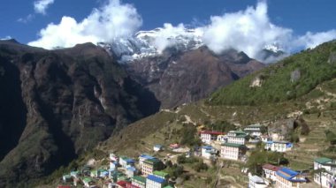 Renkli dağ köyü Nepal.