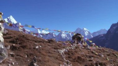 Renkli Budist dua bayrakları Nepal Himalayalar.