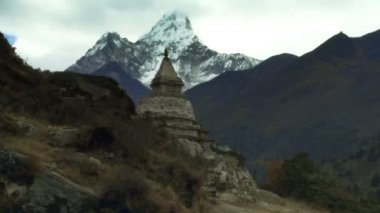 Nepal bir dağın üzerinde türbe