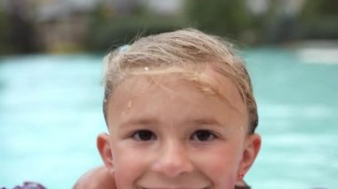 bir havuzda küçük kız