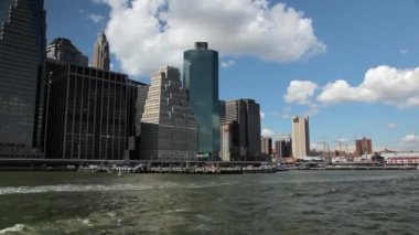 Doğu Nehri 'ni feribotla yüzdürürken New York şehrinin Skyline manzarası.