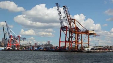 Hudson Nehri yüzen ise kırmızı kanca konteyner Terminal görünümünü.