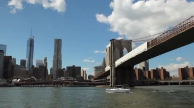 East River'da Brooklyn köprüsünde New York şehrinin manzarasının.