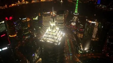 Uzun boylu gökdelenler tepesine aşağı bakıyor