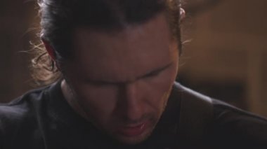 müzik için zamanında başını sallayarak müzisyen.