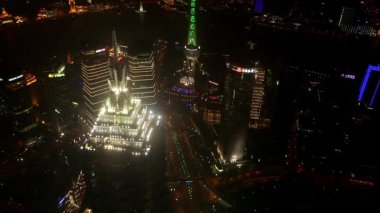 Işıklar üstünde uzun boylu gökdelenler