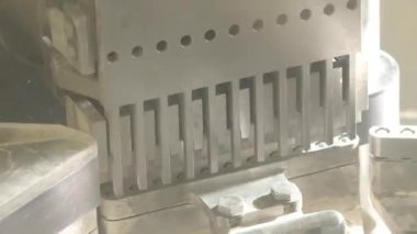 Bir metal makine kovma kapsül damgalama closeup çekim.