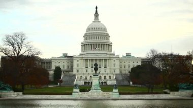Amerika Birleşik Devletleri Capitol kubbe Binası mavi, bulutlu gökyüzü karşı tam, statik bir kadeh.